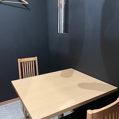 広々とした個室の室内は、ゆったりとストレスなくお過ごしいただけます。お席にはハンガーもご用意。冬場のかさばるコートやジャケットなどの羽織ものも、しわを気にせず安心しておかけいただけます◎堀座敷で足を伸ばしてくつろぐも良し、テーブル席で快適に楽しむも良し。充実した空間で、七輪焼肉をお楽しみください♪