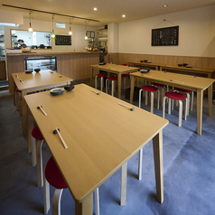 大人数でも安心！可動式テーブルで自由に配置可能。宴会や打ち上げ、歓送迎会など、みんなで楽しく集まれる空間です。