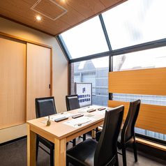 4名個室は、接待やハレの日に人気です。少人数でも個室OK！各種ご宴会、歓送迎会、大事な接待などさまざまなシチュエーションでご利用いただけます。自慢の地酒や季節の食材をぜひ。