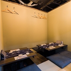 ご友人同士の会食や小規模な飲み会にふさわしい、4名様用の掘りごたつ席をご用意しております。上品な和の雰囲気に包まれた空間は、下町・門前仲町での特別な夜を演出します。2時間～3時間の飲み放題付きコースと共に、周りを気にせずゆったりと、最後の一粒まで美味しい季節料理をお楽しみいただけます。