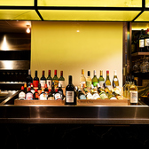 酒屋が目利きした季節替わりのボトルワインを豊富に取り揃えたワインコーナー。赤・白、その日の料理や気分に合わせて自由にお選びいただけます。ビストロ料理とともに、飲み比べを楽しめるのも魅力です。