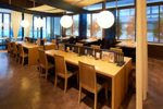 広々とした落ち着きのある店内。ゆったりとおくつろぎいただけます。