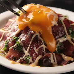 牛肉の生ハムブレザオラのユッケ風の写真