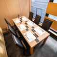 6名個室は会社宴会やご家族でのお食事会にも。木のテーブルが心地良い、落ち着いた和空間。人数に合わせてご案内が可能ですので、人数などのご相談はお気軽にお申し付けくださいませ♪