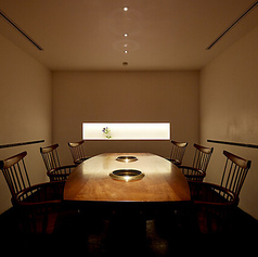 大切な方をお迎えする接待や、特別な日の記念日に最適な完全個室を1卓完備。周りを気にせず、プライベートな空間で心ゆくまでお食事とお会話をお愉しみいただけます。お部屋代として別途3000円(税込)を頂戴しておりますが、その分、静寂と気品に満ちた上質なひとときをご提供。おもてなしの席にぜひご利用ください。