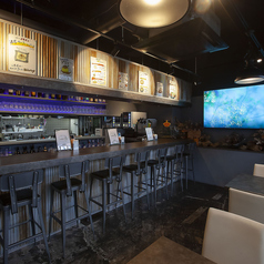 テーブル下のネオンのライトアップがおしゃれなカウンター席もご用意しております！いつもより近い隣合う距離で大切な方と過ごしたり、お一人様でもお気軽にご利用できます♪