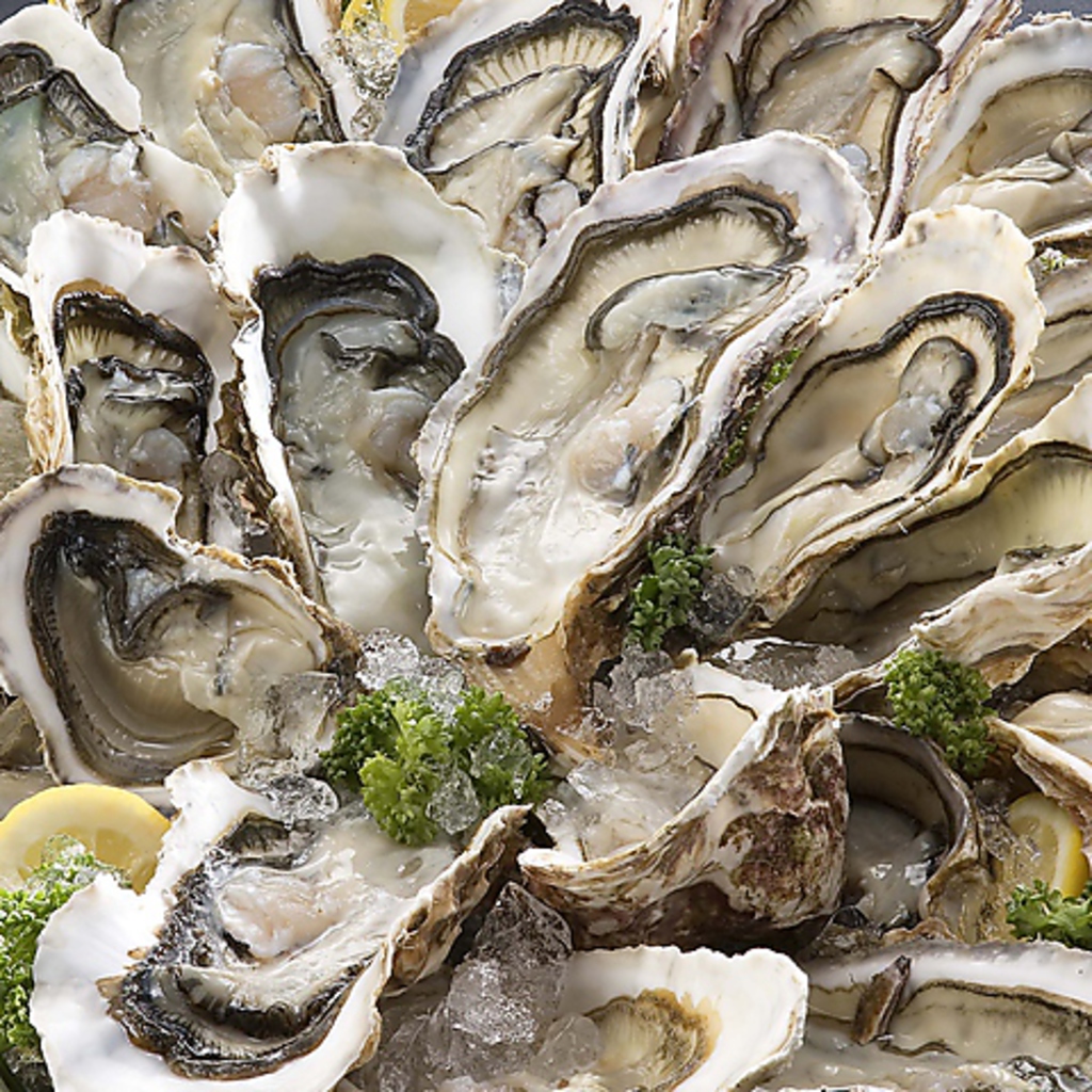 牡蠣の名産地、厚岸で獲れた新鮮な生牡蠣も。もちろん焼きでも絶品です！