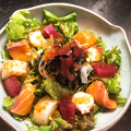料理メニュー写真 海鮮彩りサラダ