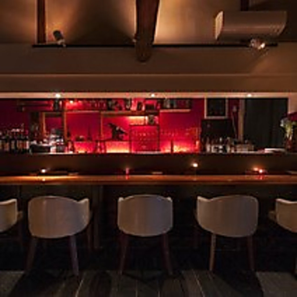 おひとり様でゆっくりとグラスを傾けたいときや、デートの場面にも最適なカウンター席もございます。