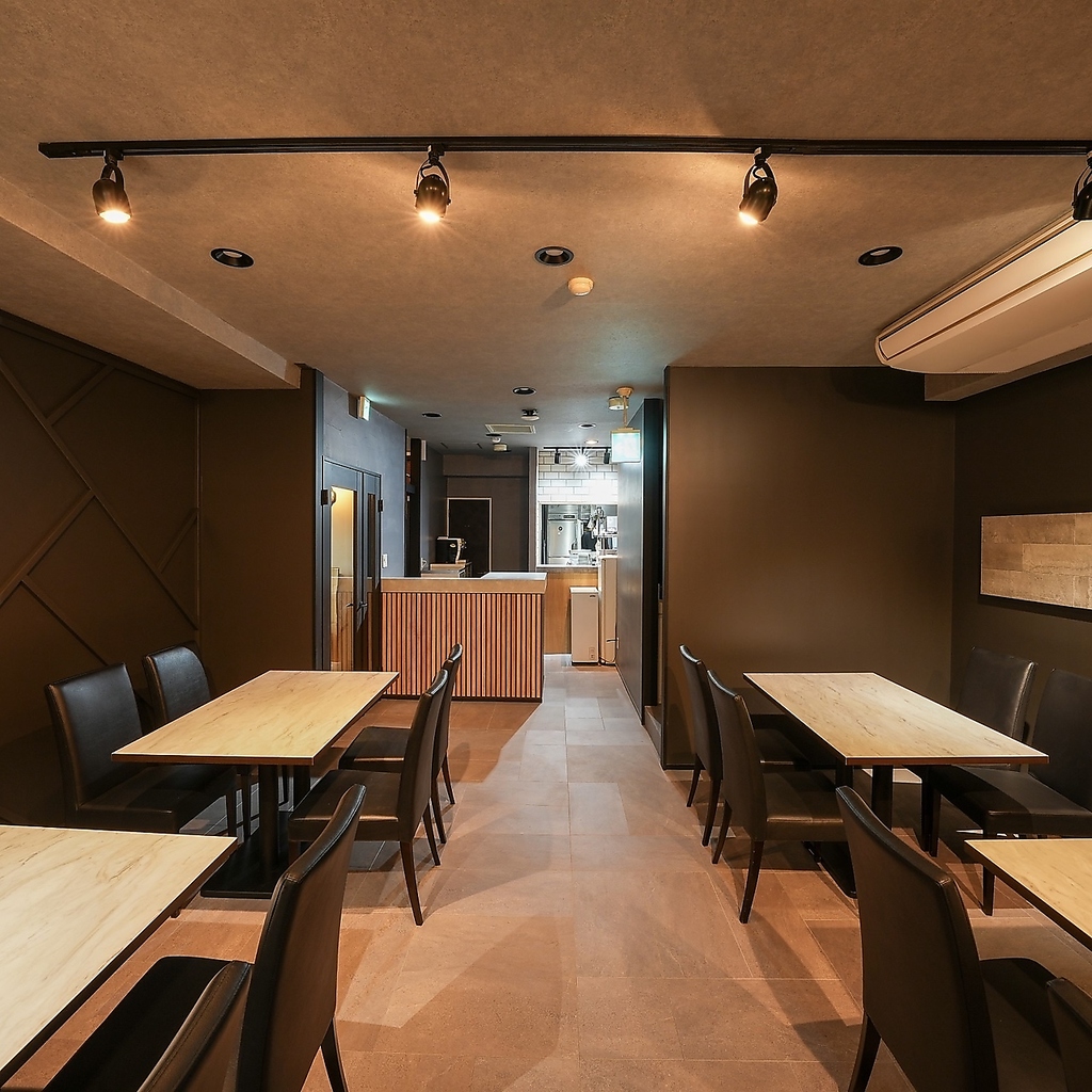 店内はモノトーンなインテリアで統一され、洗練された上質な雰囲気。心地よくお過ごしいただけます。