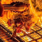 【業火で焼き上げる鶏料理】迫力満点！天井まで届く豪快な炎で焼き上げる。鳥よし名物の希少部位 とりハラミ炭火焼き。器も同時に熱しているのでアツアツが楽しめます！お好みでゆず胡椒などをつけてどうぞ。産地直送、日本各地から仕入れたブランド鶏、野菜をモダンな雰囲気が漂う完全個室で♪女子会やママ会にも最適♪