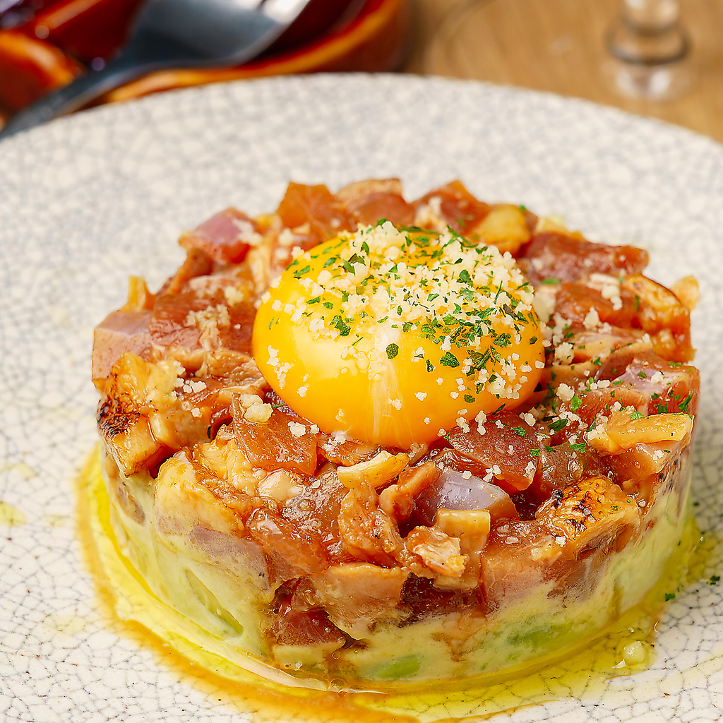 鹿児島といえば薩摩鶏!鳥刺しをアボカドと合わせた洋風アレンジの創作メニュー。リピート率No.１です