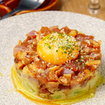 鹿児島といえば薩摩鶏!鳥刺しをアボカドと合わせた洋風アレンジの創作メニュー。リピート率No.１です