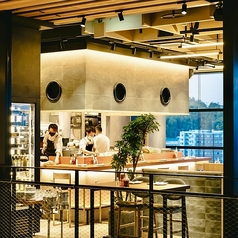 カウンター席12席、カウンター席からはピッツァを焼き上げるライブ感を