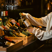 並ぶボトルの中から、自分の感覚で一本を選ぶ時間も楽しみのひとつ。ラベルを眺め、香りや料理との相性を想像しながら手に取るひとときが、食事の始まりをより特別なものにしてくれます。