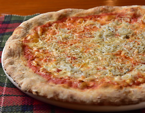 ビールとクラフトビールのモルト粕、イタリア産高級小麦粉で作った自家製生地のピザ各種。の写真