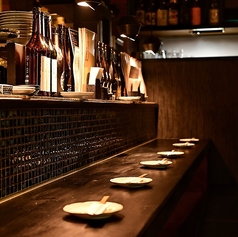 目の前で料理人が調理している姿を楽しめる特等席です。お一人様での軽い一杯や、親しい方との食事にもぴったり。豊富な焼酎・日本酒、果実酒などを片手に、炭火焼きの香ばしさを堪能してください。