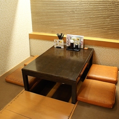 掘りごたつタイプで、足元楽々の個室です。落ち着いた雰囲気でお酒をお楽しみいただけます。