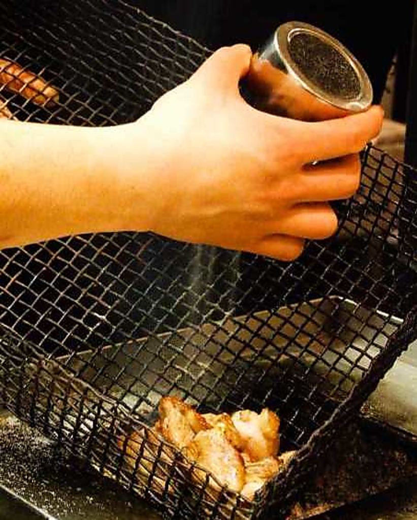 【鳥造のご紹介：その3】　これが決め手！こだわりの塩で味付け。シンプルだけどやみつきになる味。