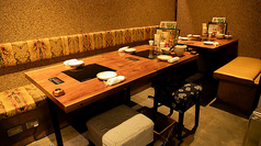 温かみのある木目のテーブル席は、広々とした空間でゆったりとお食事をお楽しみいただけます。落ち着いた照明が心地よく、日々の喧騒を忘れてくつろげる雰囲気です。デートや友人との食事、少人数の宴会など、様々なシーンでご利用いただけます。