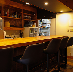 オープンキッチンのカウンター席は活気ある空間です。お一人様でのご来店も大歓迎です♪