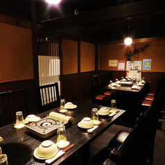 【7~8名様向け個室】各種ご宴会の様々なシーンにおすすめの個室席をご用意しております。接待や会食、会社宴会、ご友人同士のお集まりなどにも幅広くご利用いただけるアットホームで落ち着いた空間が魅力。周りを気にせずゆったりとお過ごしいただけて飲み放題付きコースと合わせればお得にご宴会をすることが可能です。