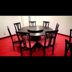 赤と黒を基調とした落ち着いた雰囲気の2階フロアはコース専用フロアです。