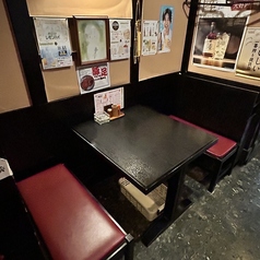 1階は3～4名様利用におすすめのテーブル席ございます。