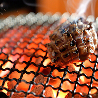 ホルモンやお肉を美味しくするこだわりの炭火七輪焼き