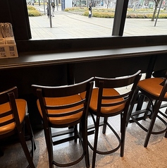 2席に一つずつ、コンセントとUSBポートを完備しているからワークスペースとしてもあり！