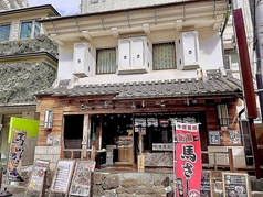 新鮮な馬肉をご提供！桜肉の看板が目印です！