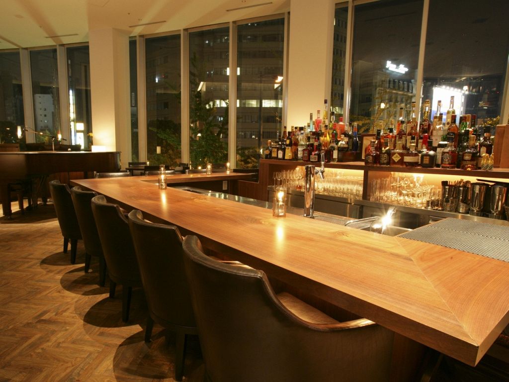 ２Fのカウンター席。スタイリッシュな空間で記憶に残る素敵な時間をお過ごしください。