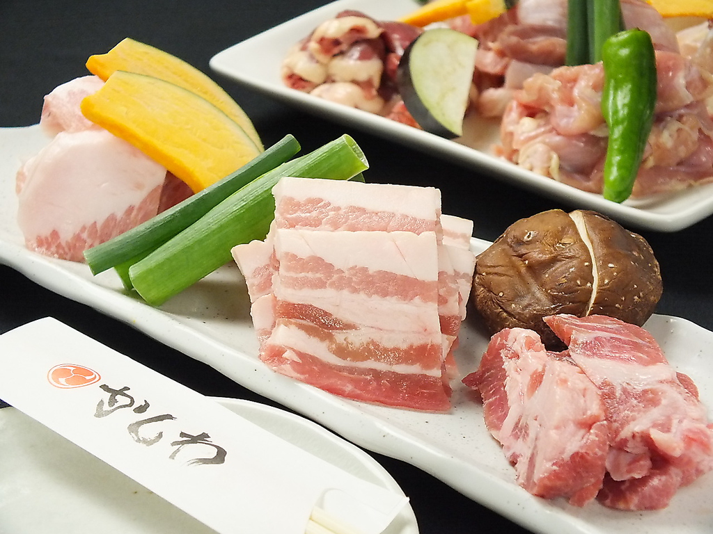 鶏肉だけでなく、ジューシーで新鮮な豚肉もご用意しております。