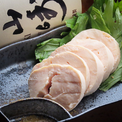 店内仕込み！しっとり×ジューシー　鶏本来の旨味をお楽しみください【厚切り鳥ハム】の写真