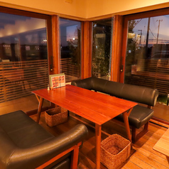 ソファー席もございます。デート、女子会などゆったりお過ごしいただけます。