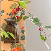 お化粧室にも花は欠かせません。今週はサネカズラの実を下げて。