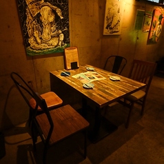 広く使える4名掛けのテーブル席をご用意。また、お一人様も大歓迎なので、少人数でのご宴会や、ご家族でのお食事にも是非ご利用ください。ご予約の際にはご相談にお乗りいたします。ご予算・ご希望のお料理をご要望に応じてご提案させて頂きます。お気軽にお電話でお問い合わせください。