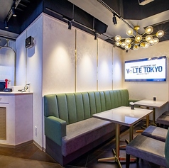 ラグジュアリー感漂う片側ソファーのお席。日々の疲れを癒してくれるゆったり空間となっております♪カラオケ＆ダーツ＆アミューズメントで遊びつくせる新感覚アミューズメントバーとなっております！