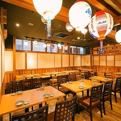 【大小さまざまなお席をご用意】店内は温かみのある明かりで雰囲気抜群♪気の合うお友達との飲み会や女子会などに是非ご利用ください。お席は人数に合わせてご用意できます。ご相談ください！楽しいひとときをお楽しみください。