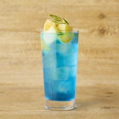 青のうずまきサワー(青いレモンサワー×トロピカルフルーツ)