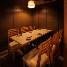 完全プライベート空間の個室で特別なひとときを！当店では、お客様のプライバシーと快適さを最優先に考えた完全個室をご用意しております。大切な人との特別な時間、ビジネスでの重要な会議、ご家族でのゆったりとしたお食事など、さまざまなシーンでご利用いただけます。