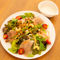 生ハムとナッツのサラダ