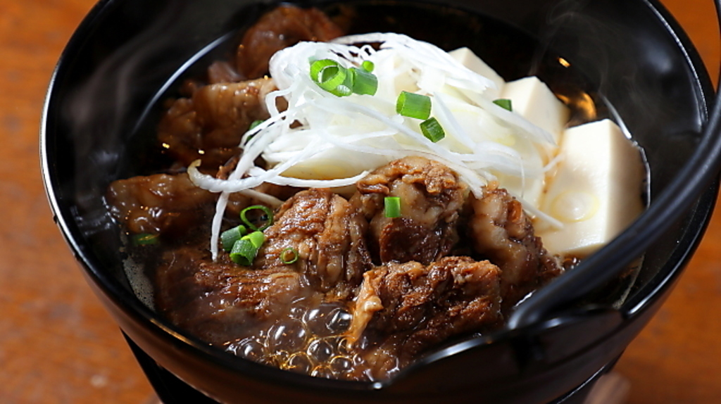 手間暇かけて仕込んだお肉たっぷりの「牛すじ煮込み」