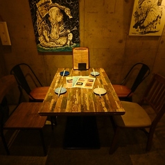 コンクリート打ちっぱなしの内装はシンプルで男女問わず好感度◎アートが混在するおしゃれ空間で、味わうクラフトビールと燻製は最高の組み合わせです！クラフトビールは、全容の冷蔵庫からご自由にお選びいただけます！