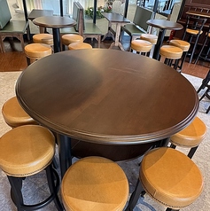 HUB名物の大テーブル（通称：大丸）で出会いもあるかも！