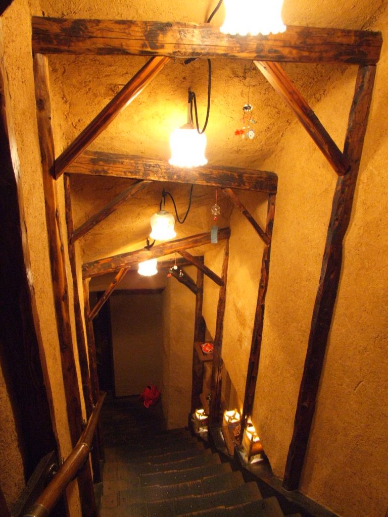 【階段】地下に続く階段にも「金魚」や「シーサー」の置物があり“沖縄”を感じさせてくれます♪