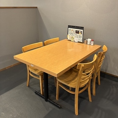 4名様掛けのテーブル席をご用意しております。ご友人やご家族と一緒に、ゆったりとした空間で楽しいひとときをお過ごしいただけます。落ち着いた雰囲気の中で、美味しい料理をシェアしながら、心温まる会話を楽しむのにぴったりです。ぜひ、特別な時間をお楽しみください。スタッフ一同、心よりお待ち申し上げております。