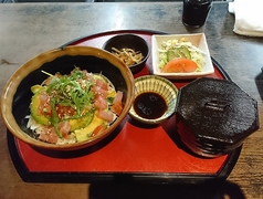 マグロとアボカド丼