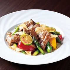 和牛ばら肉と彩り野菜の香辣醤炒め