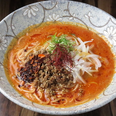 つゆにつけるもよし。塩で食べるのもよし。サクッと揚げた季節の食材を使用した天ぷら各種の写真